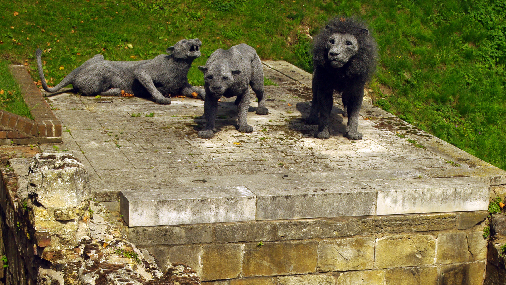 Tower London zoo menagerie exotic animals life size sculptures
