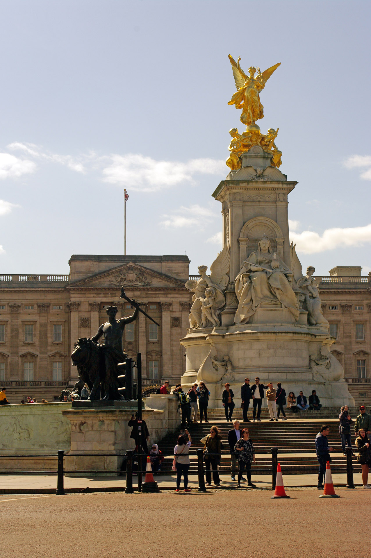 london Victoria Memorial statue Buckingham Palace moument Queen Victoria 1911